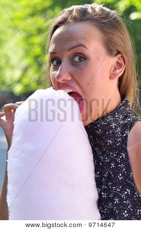 Lustige Frau Essen Candyfloss im Park