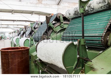 Features of carding machine in textile mill