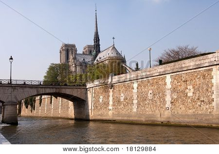 Notre Dame-katedralen og floden Seinen