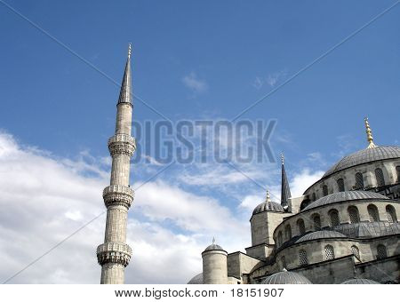 Parlak gökyüzü üzerinde Sultanahmet Camii