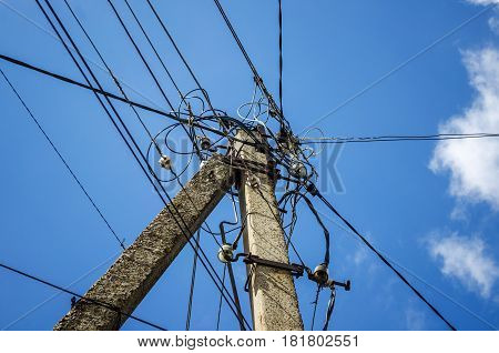 Air highvoltage power lines with glass insulators in poor condition