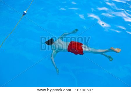 Buceo en la piscina de niño