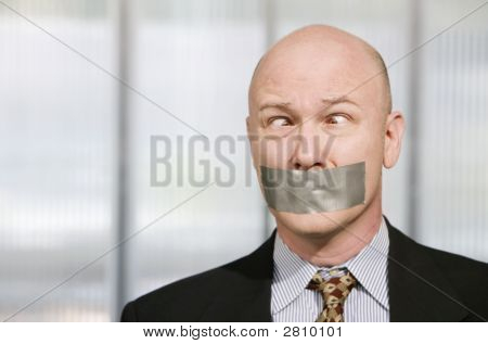 Cross-Eyed Geschäftsmann mit Klebeband geknebelt