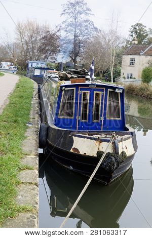 Bath, Great Britain - Dec 25, 2018: Narrow Boats In The Kennet And Avon Canal  In The City Bath. Dec
