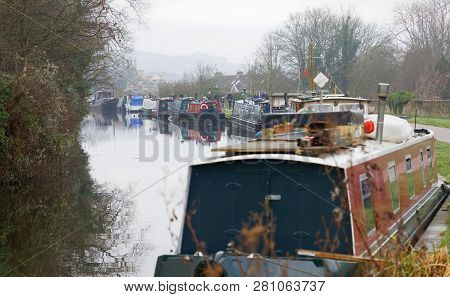 Bath, Great Britain - Dec 25, 2018: Many Narrow Boats In The Kennet And Avon Canal  In The City Bath