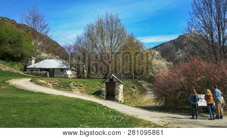 Arrowtown,new Zealand - Sept 25 2014: Tourists Visit Ah Lums Chinese Store In Arrowtown, New Zealand