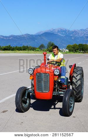 Tivat, Montenegro-28 Augustus. Retro A Mini Tractor Is Used For Transportation Of Baggage At The Tiv