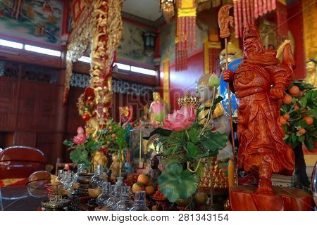 Kanchanaburi.thailand,jan 24,2019 ,take Photo  Wooden Sculpture  Of  Lost Bladesman As Guan Yu On Th