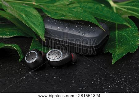 Close Up Wireless Earphones, Waterproof For Fitnes