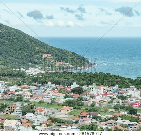 Bombinhas - Sc, Brazil - December 18, 2018: Houses On The Slope Of The Hill At Praia De Quatro Ilhas