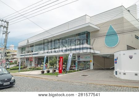Bombinhas - Sc, Brazil - December 23, 2018: Shopping Puntablu. Main Mall Of The City Of Bombinhas.