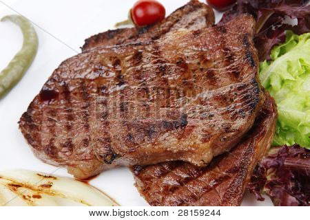 肉料理： 2 つのロースト赤と・ チリ ・ ペッパーズ、緑のレタスのサラダ ・ ディ ・上で骨ステーキ