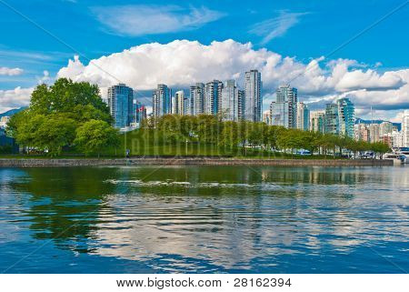 Pohled na slunném Yaletown od False Creek moře pěšky. Downtown Vancouver. Kanada.