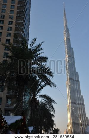 Dubai, Uae - Dec 20: Burj Khalifa In Dubai, Uae, As Seen On Dec 20, 2018. It Is The Tallest Artifici