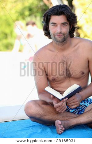 Man die leest buiten