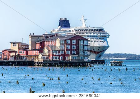 Astoria, Oregon - October 3, 2017: Ncl Sun Cruise Ship Docked In Downtown Astoria Behind The Cannery