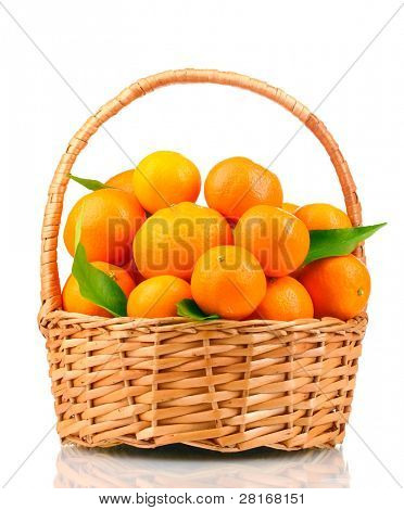 tangerines กับใบไม้ในกระเช้าแยกต่างหากบนพื้นสีขาว