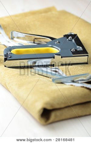 Cucitrice tappezzeria su un pezzo di tessuto
