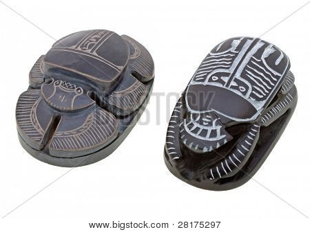 Rituální egyptské scarabs izolovaných na bílém pozadí