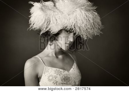 Ritratto di una donna che indossa un cappello di pelliccia