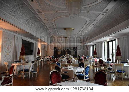 Dubai, Uae - Dec 21: Restaurant At Palazzo Versace Palatial Luxury Hotel In Dubai, Uae, Seen On Dec 
