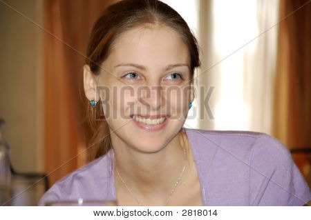 Giovane bella donna sorridente