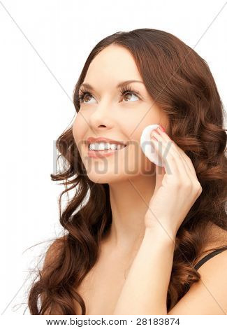 목화 패드와 함께 아름 다운 여자의 밝은 클로즈 업 초상화 그림