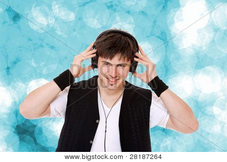 Hombre está escuchando la música sobre fondo azul
