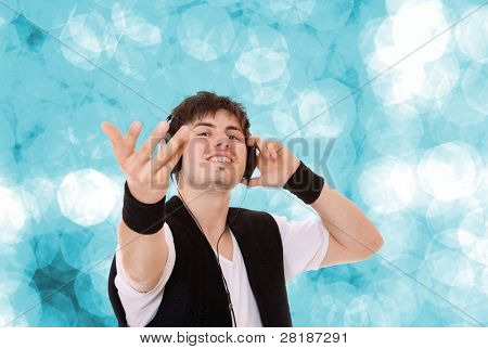 Hombre está escuchando la música sobre fondo azul