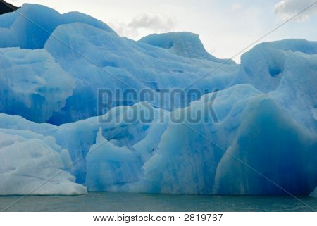 ภูเขาน้ำแข็งใน Lake Argentino ใกล้ Upsala กลาเซียร์