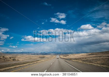Strada attraverso le montagne rocciose