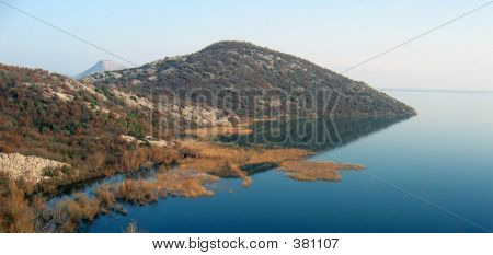 kleinen Hügel am See