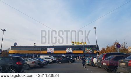 Russia, St. Petersburg, 13,10,2018 Cars Parked In Front Of The Supermarket 