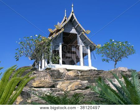 Il tempio e due alberi in fiore.