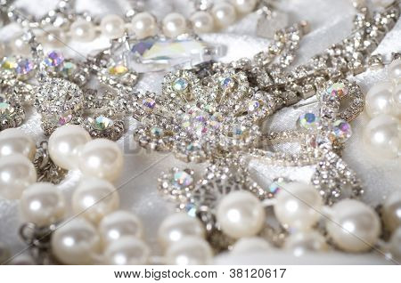 Bellissimi gioielli di metallo bianco sullo sfondo di