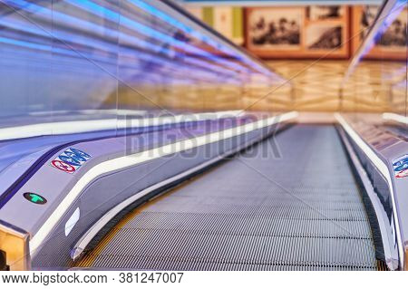 Moving Walkway In Shopping Center. Horizontal Slow-moving Conveyor Mechanism For Easy Elevation. Tra