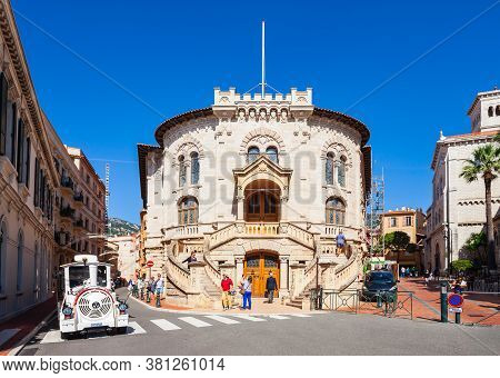 Monaco - September 26, 2018: Tourist Train Near The Palace Of Justice In Monaco Ville Ward In Monaco