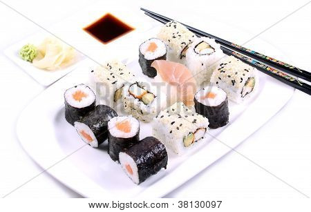 ซูชิบนจานสีขาวกับตะเกียบ