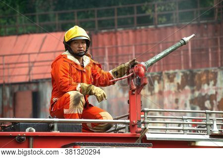 The Fireman Is Preparing To Put Out The Fire At The Fire Engine. Because The Fire Was Burning In The