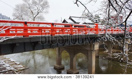 Nakabashi ponte di Takayama che attraversa il fiume Miyagawa in inverno