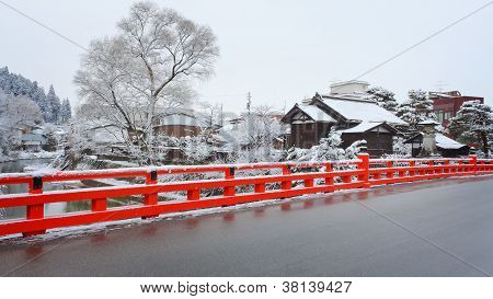 Nakabashi ponte di Takayama che attraversa il fiume Miyagawa in inverno