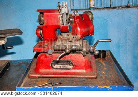 precision valve refacer in an workshop what rebuilds engines