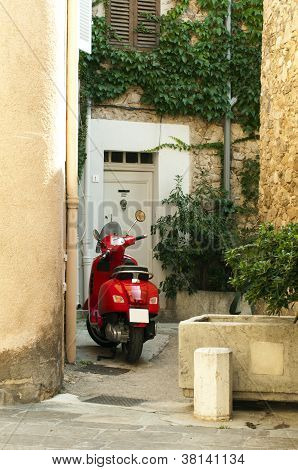 Lille Scooter parkeret på gamle bydel bygninger