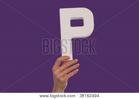 Femelle main tenant la lettre P du bas