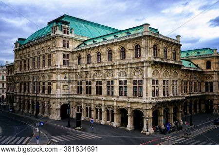 The Wiener Staatsoper, Vienna State Opera House Seef From Albertinaplatz