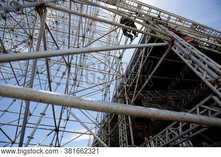 Salvador, Bahia / Brazil - December 13, 2018: Workers In Operation To Assemble The Metallic Structur