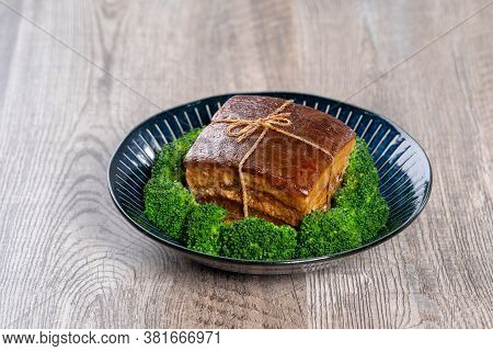 Dong Po Rou (dongpo Pork Meat) In A Beautiful Blue Plate With Green Broccoli Vegetable, Traditional