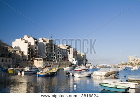 St. Julian\\\ Harbor Málta Overdevelopment építése