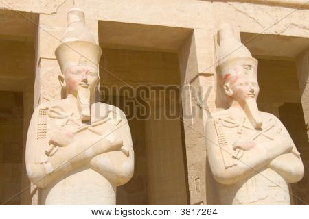 Statuen aus Stein in der Hatsetshup\-Tempel