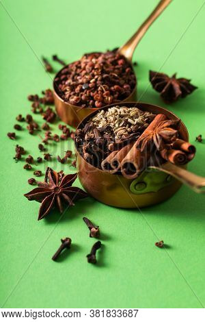 Food Spices Concept Organic Chinese Five Spice, Cinnamon Sticks, Star Anise, Fennel Seeds, Sichuan P
